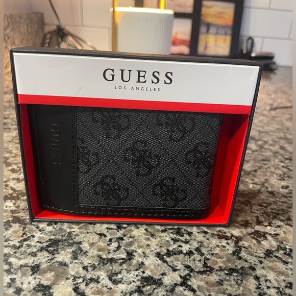 Guess men’s wallet - Picture 1 of 7